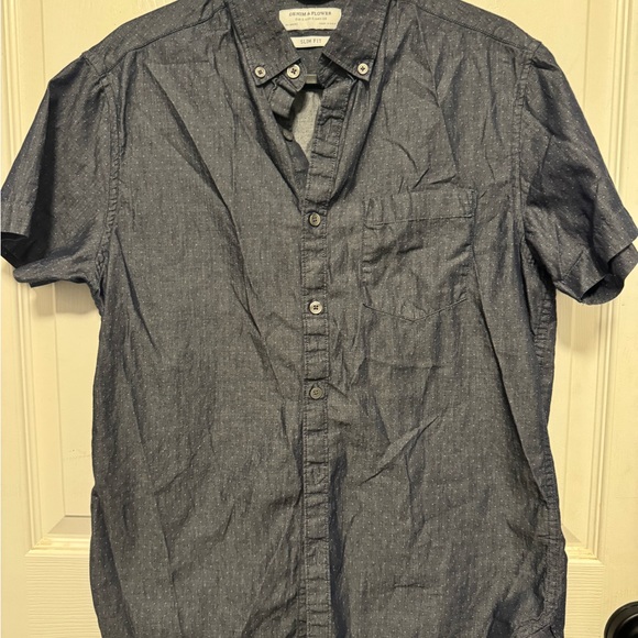 Button up shirts - Picture 2 of 10